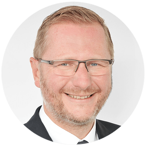 Lächelnder Mann in Anzug mit Brille